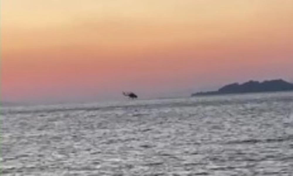 Φωτιά στην Αρχαία Κόρινθο: Λουόμενοι παρακολουθούν το ERICSON να ανεφοδιάζεται πριν επιχειρήσει ξανά